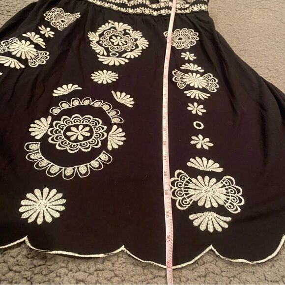 Vertigo Embroidered Top Size Small - Picture 7 of 9